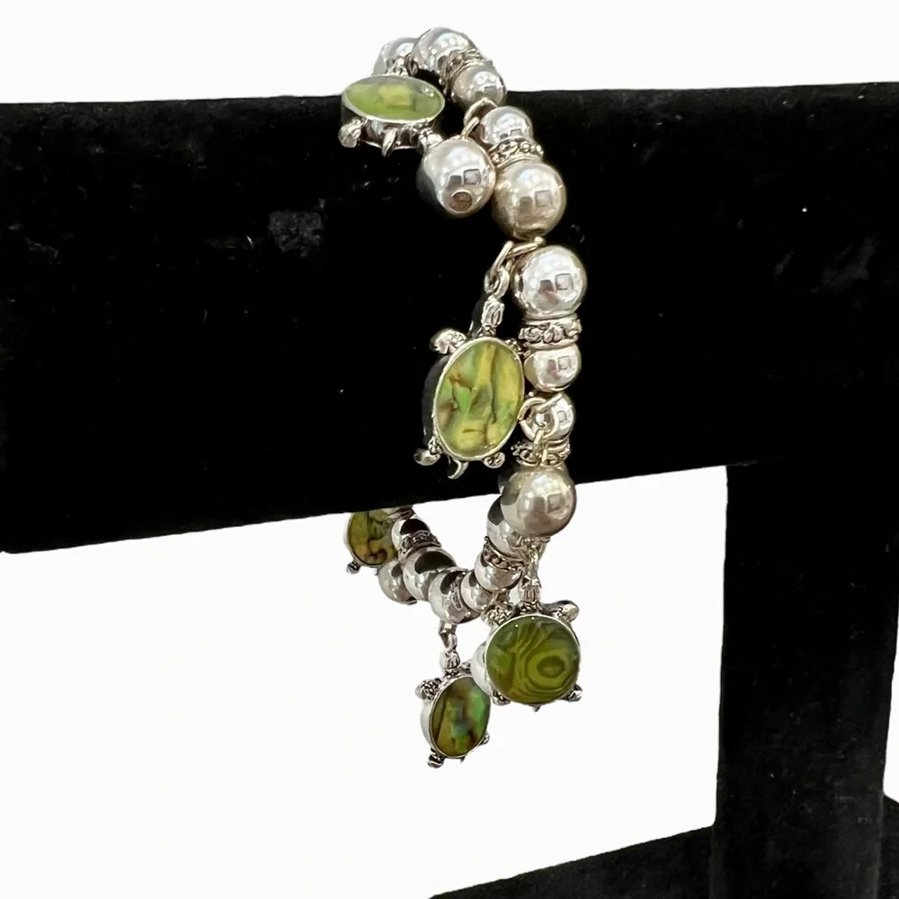 VINTAGE SILVER TONE BEADS & GREEN TURTLE CHARM STRETCH BRACELET